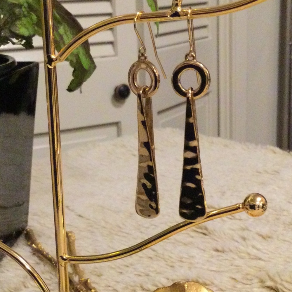 RLM Vertical 2.5” Hammered Dangle earrings 😎